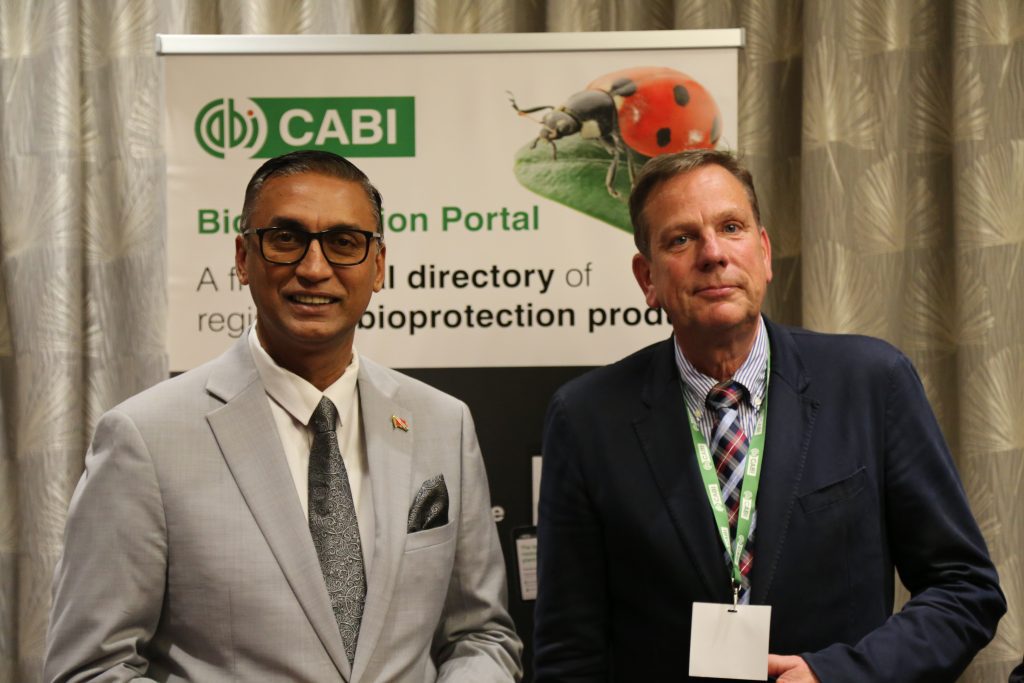 Ulrich Kuhlmann dan Ravi Ratiram di depan spanduk portal bioproteksi cabi. 